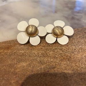 Incredible vintage flower earrings, simple and a statement